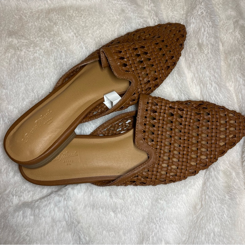 NWOT Universal Thread Flats